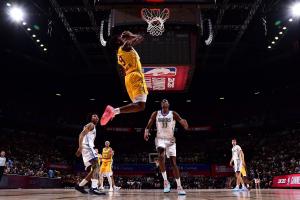 九游app下载-这照片帅！布朗尼空接反身扣篮 可惜脱手了